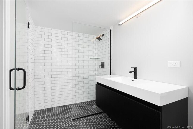 Building Photo - 590 Orange St