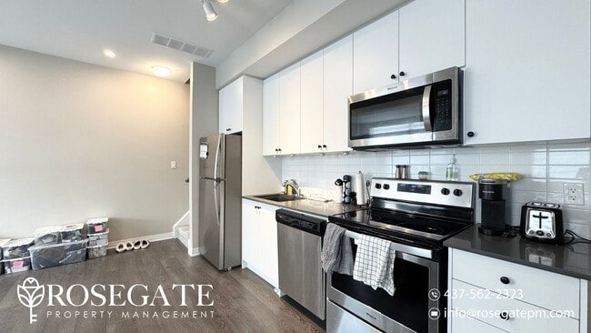 Photo du bâtiment - Newly Renovated 2-Bedroom, 1.5-Bath Townho...