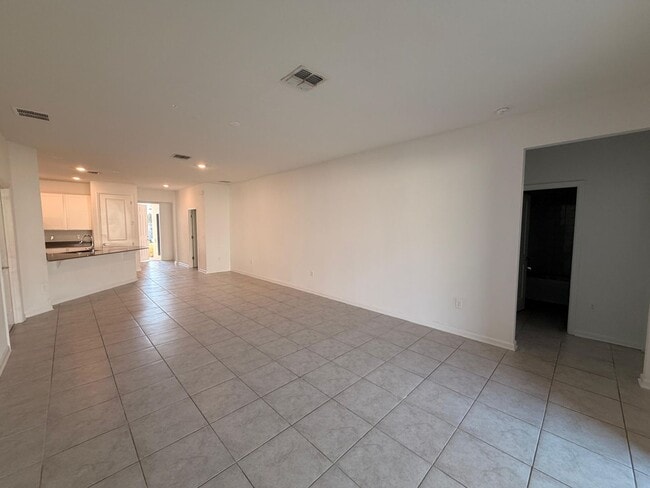 Foto del edificio - Rare find In-Law suite Home! Single family house with Separate entry and kitchen, laundry set!