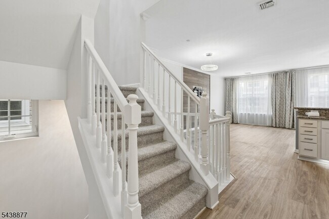 Building Photo - 612 Lopez Ln