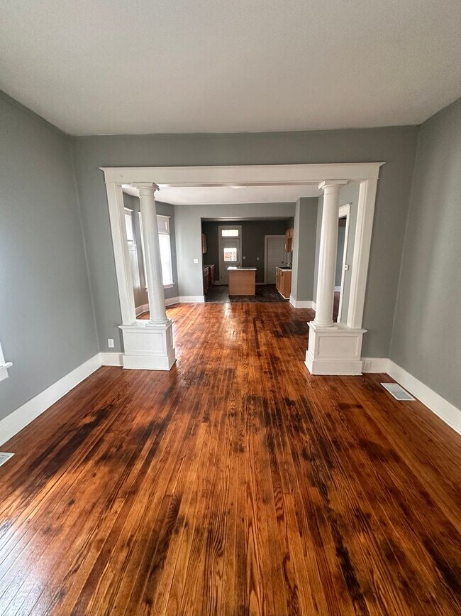Building Photo - 5 Bedroom, 1.5 Bath Home Near the Zoo!