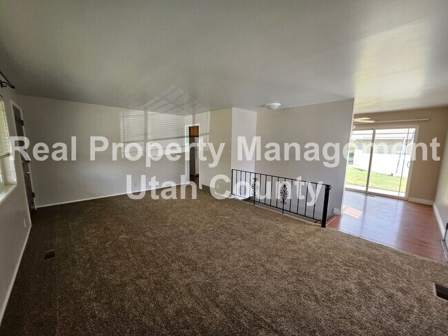 Foto del edificio - Detached Garage and New Carpet