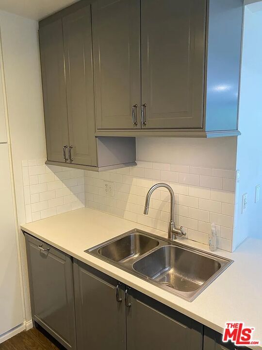 Foto del edificio - 7740 Redlands St