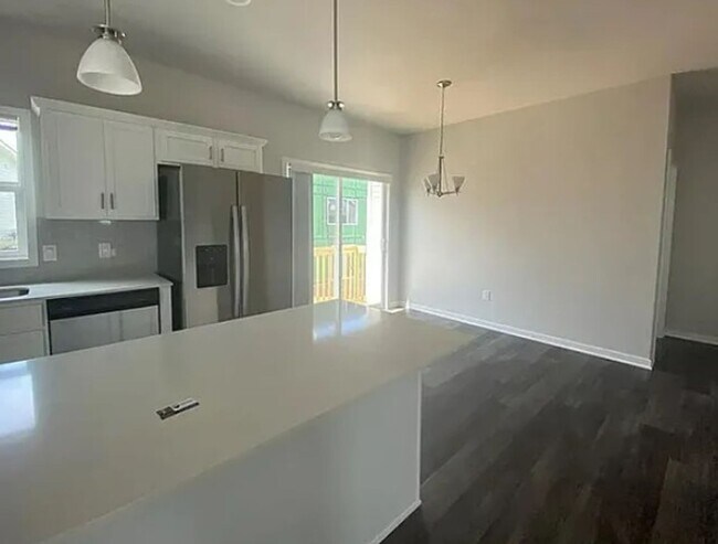 Foto del edificio - Newer 3BR 2.5ba house in Urbandale, available July 6th!