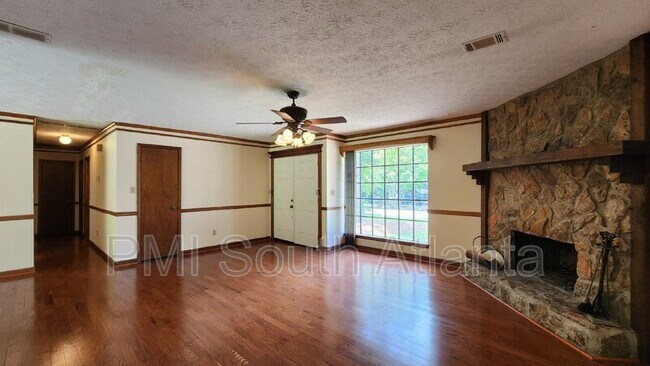 Building Photo - 9257 Forest Knoll Dr