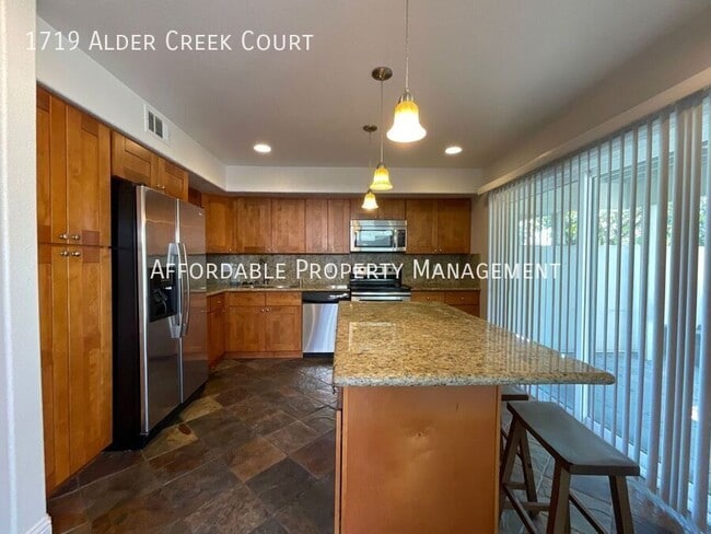 Foto del edificio - 1719 Alder Creek Ct