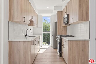 Building Photo - 10915 Hesby St