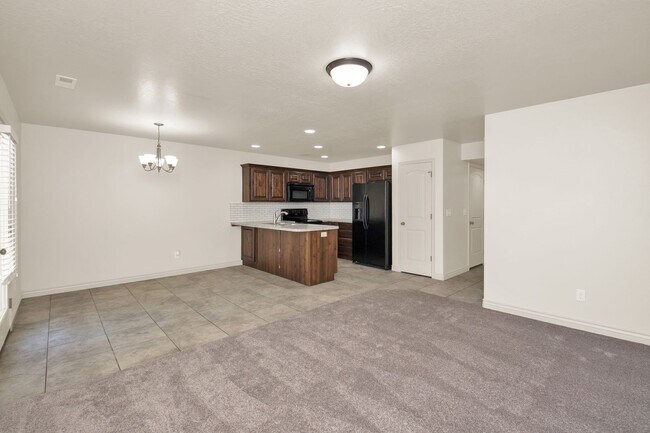 Building Photo - Beautiful 3 Bed, 2.5 Town Home in West Haven, Pet Friendly! Available on April 22nd!