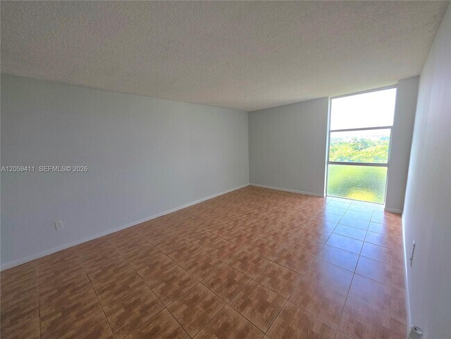 Foto del edificio - 2350 NE 135th St