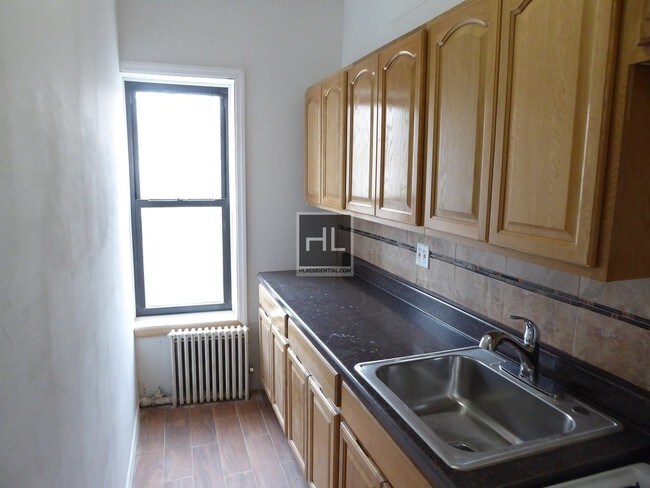 Building Photo - 517 Chauncey St