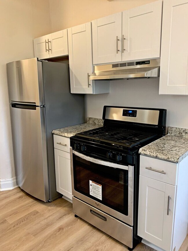 Foto del edificio - Huge fully renovated 4 bedroom/2.5 bath! M...