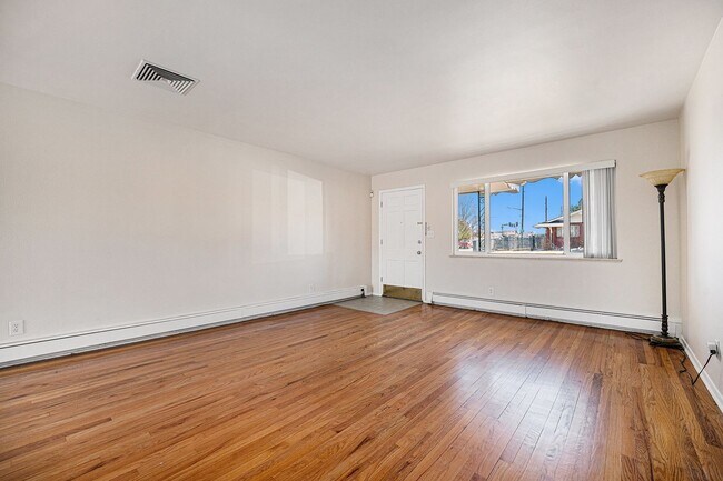 Building Photo - Spacious 4 bedroom home in the heart of Wheat Ridge!