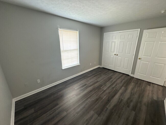 Foto del edificio - 4103 Blue Lick Ct
