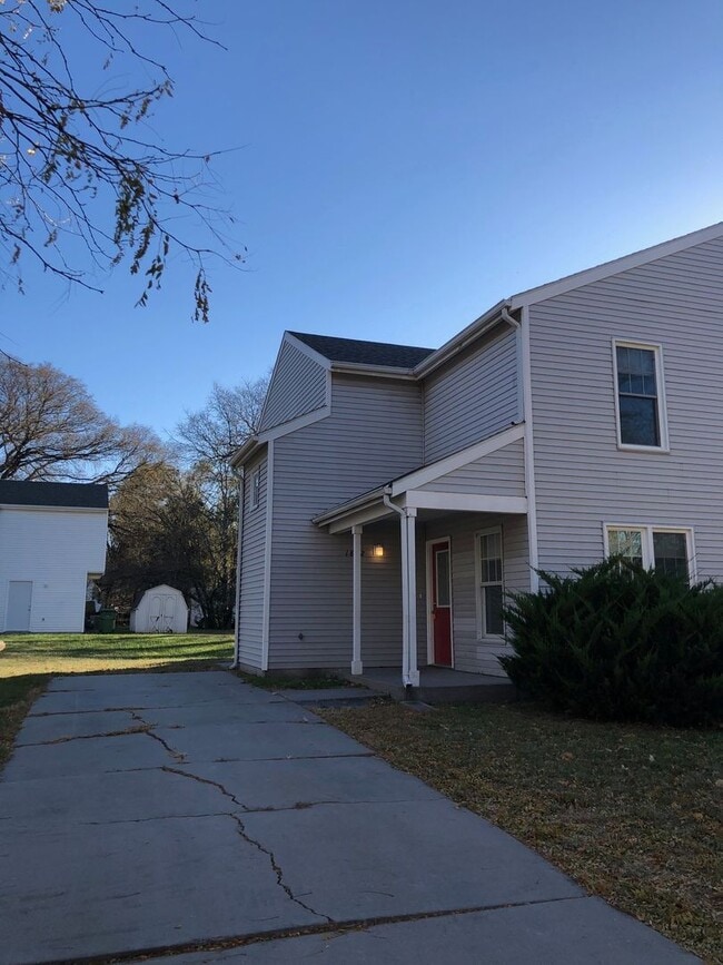 Building Photo - 3 Bedroom 2 bath TownHome