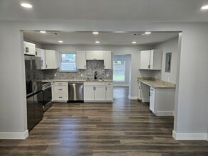 Building Photo - 6207 Glenwood Dr