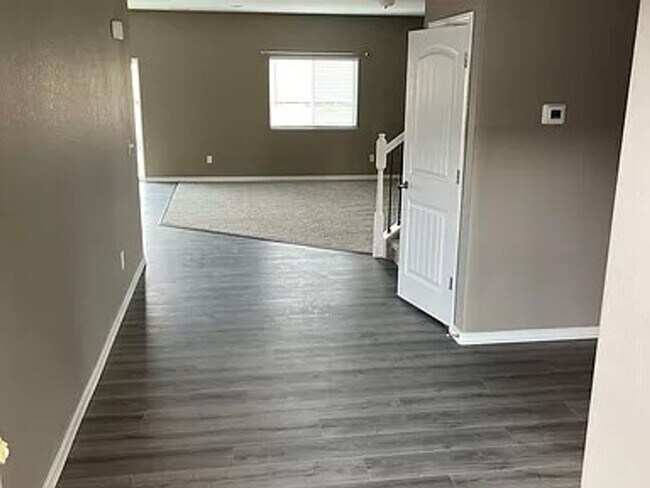 Foto del edificio - Gorgeous 4-Bed Home in Enclaves at Mountain Vista (D49)