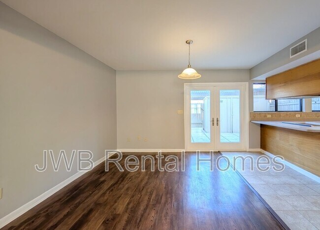 Foto del edificio - 8159 Sutton Pl N
