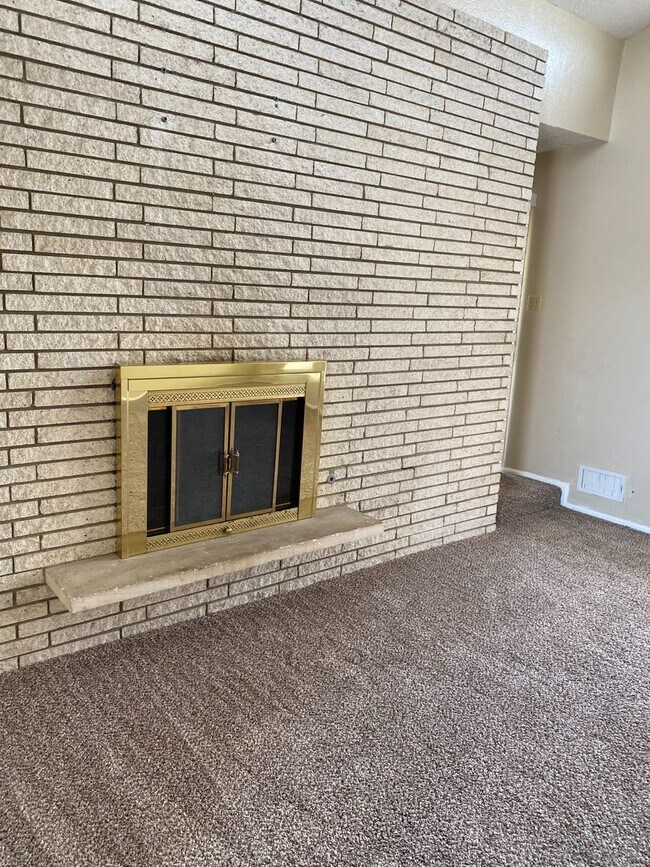 Building Photo - Large family home close to Bonham Middle School and Shopping