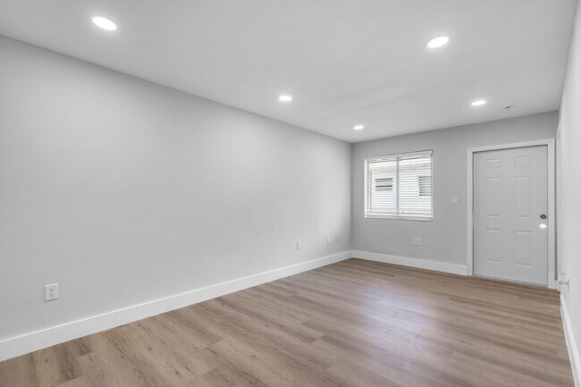 Foto del edificio - 560 NE 63rd St