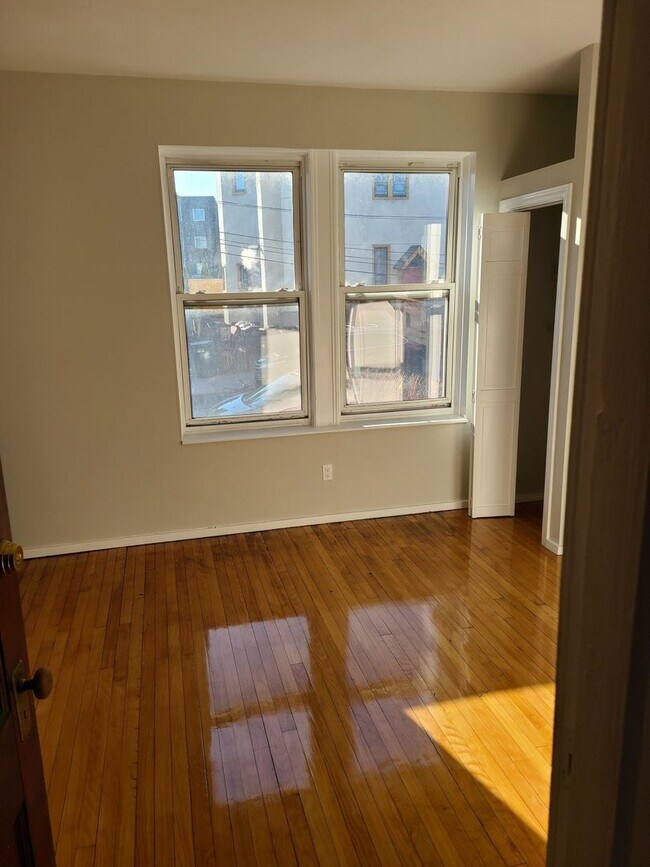 Building Photo - HOT 4 BED IN ALLSTON