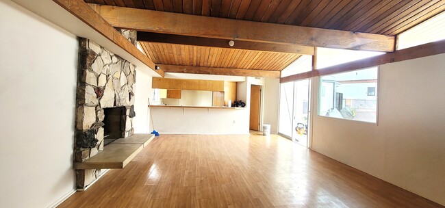 HOUSE - 218 W Carson St