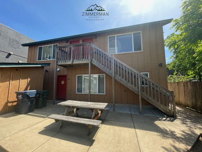 Building Photo - 2 bedroom 1 bathroom townhouse