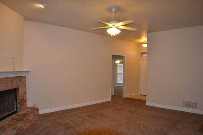 Foto del edificio - 3 Bed 2 Bath House For Lease in Midland!