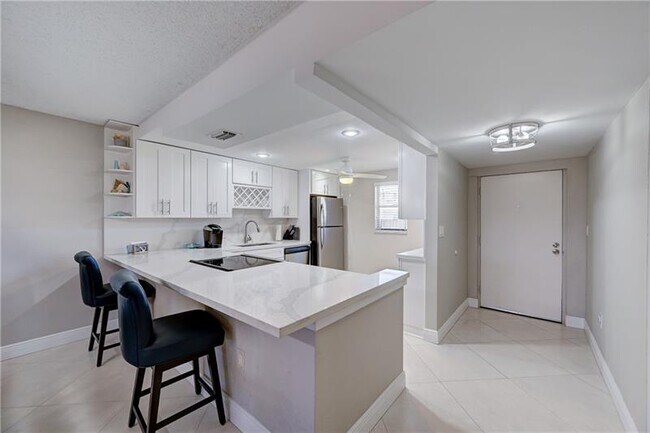 Building Photo - 4629 Poinciana St