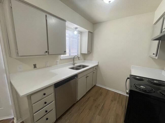 Foto del edificio - 3149 Tudor Ln