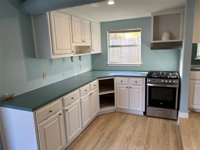 Building Photo - 402 Corral Ln