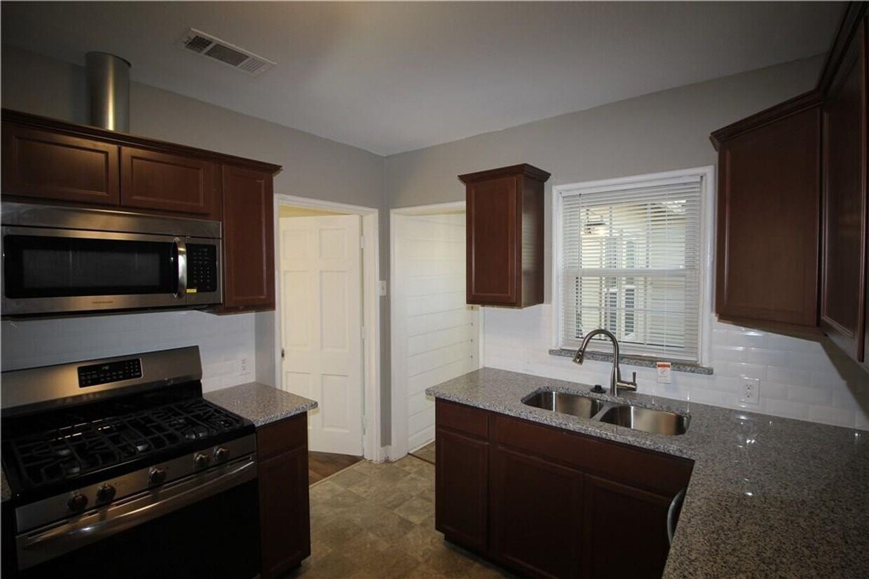 Building Photo - Stonewall Park Neighborhood 2-Bedroom 1-Bath home with 2-Car Garage