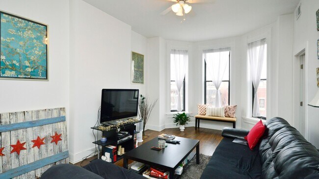 Building Photo - Large 2bd/ + Den/1bth Updated, in West Town, Avail 8/1!