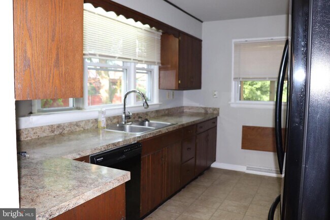 Building Photo - 204 Minta Ct