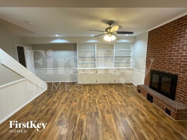 Building Photo - 732 Luxbury Rd