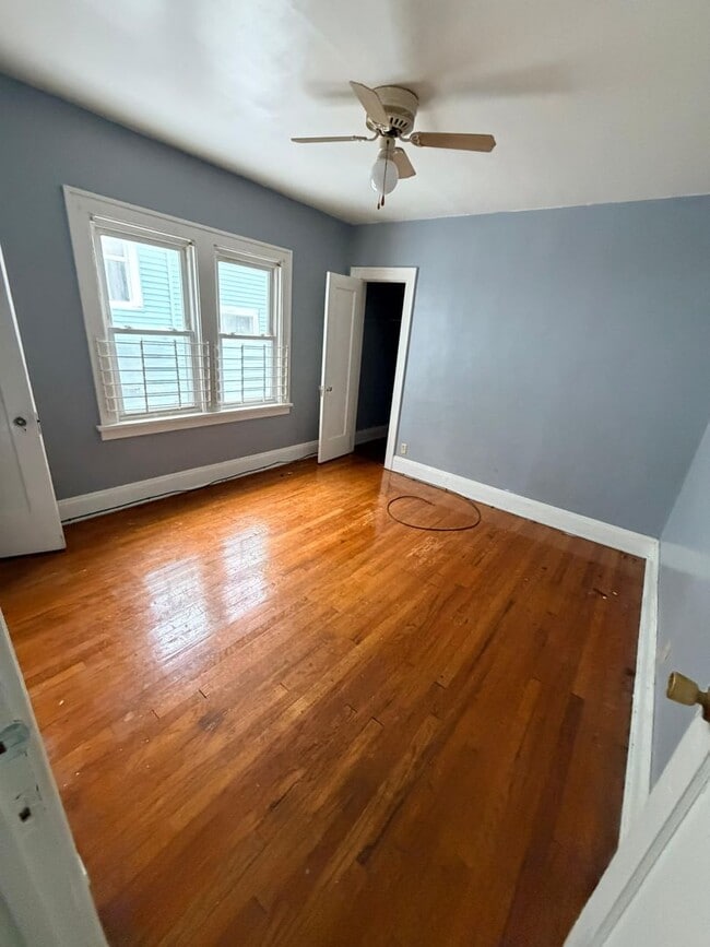 Foto del edificio - 9426 Dickens Ave