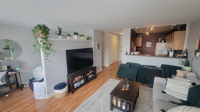 Foto del edificio - 655 W Irving Park Rd