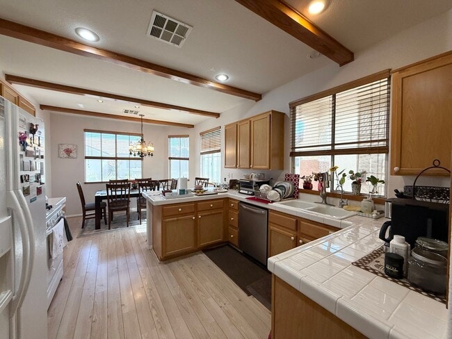 Foto del edificio - Charming Single-Story Townhome in Gated Southwest Community