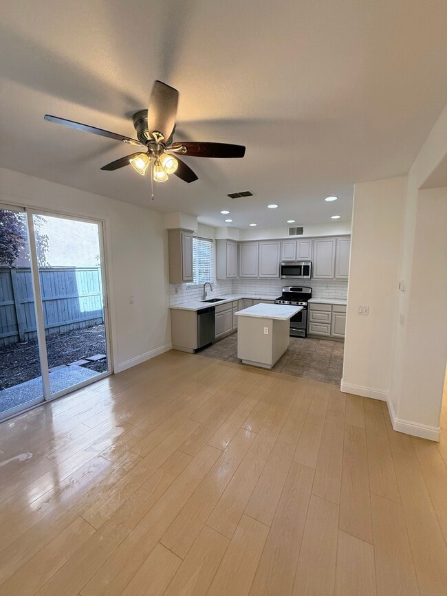 Foto del edificio - 5424 Knotty Pine Way
