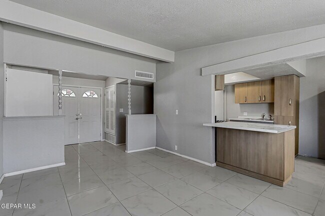 Building Photo - 4212 Roxbury Dr