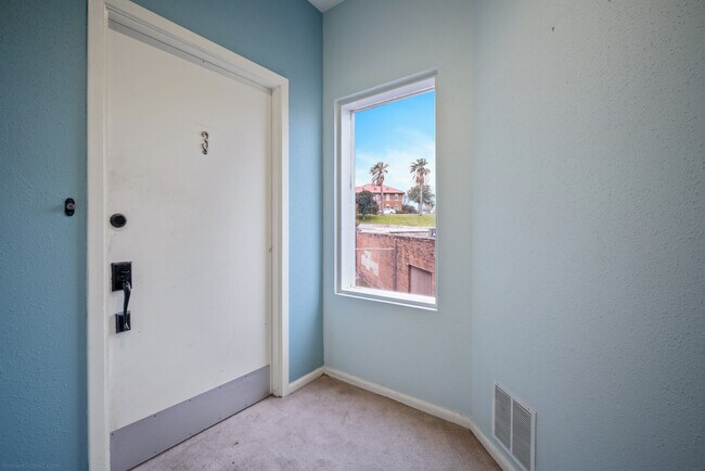 Building Photo - 502 S Chaparral St