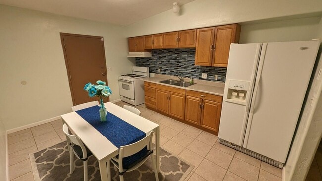 Foto del edificio - 1330 E 10th St