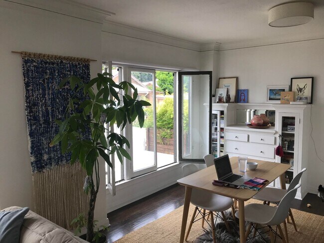 Foto del edificio - Large 2 Bed, 1 Bath Upper Level Residence with Parking & In-Unit Laundry