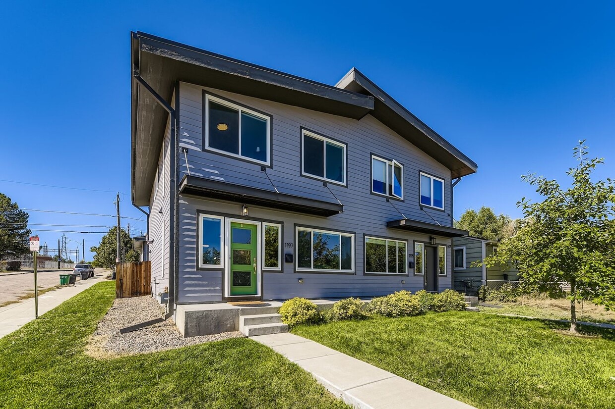 Corner lot - 1197 S Mariposa St