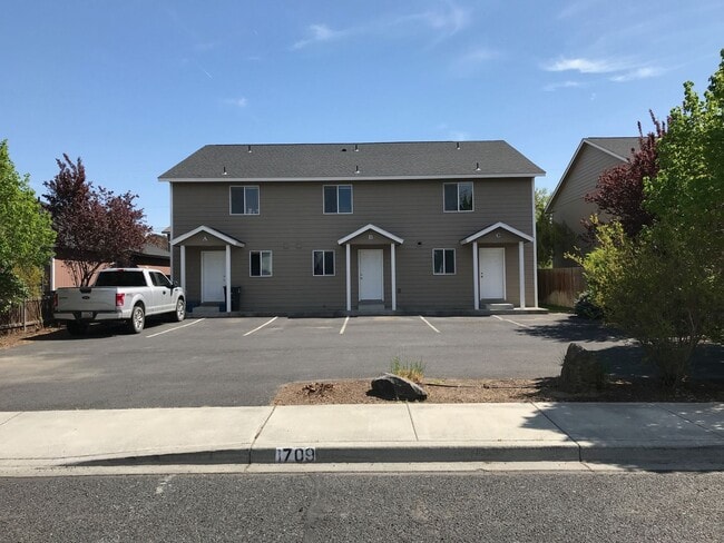 Building Photo - 1709 W Fern Dr