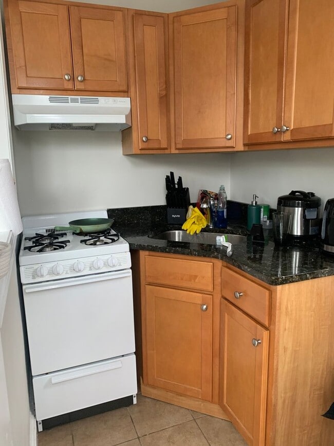 Building Photo - Really cool one bedroom in Allston