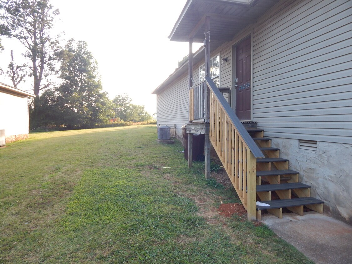 Entry and side yard - 28239 Shannon Dr