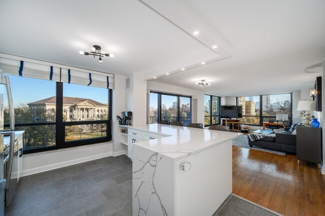 Building Photo - 2020 N Lincoln Park W