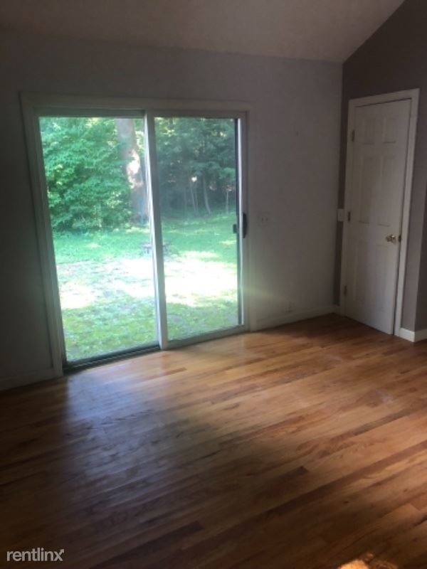 Building Photo - 3 br, 1 bath House - 8 Willow Ln
