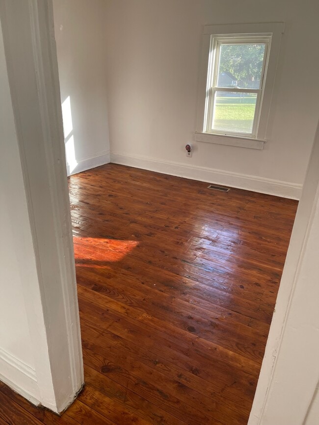 Bedroom - 325 Pine St