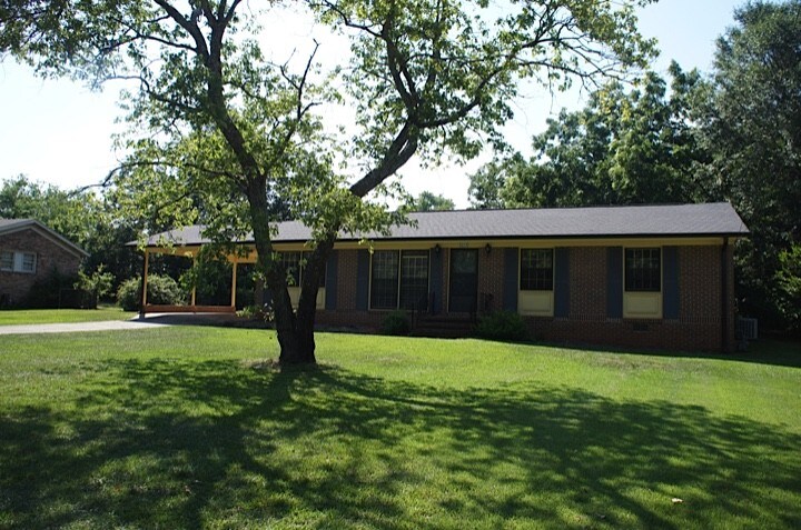 Primary Photo - 215 Rumson Rd